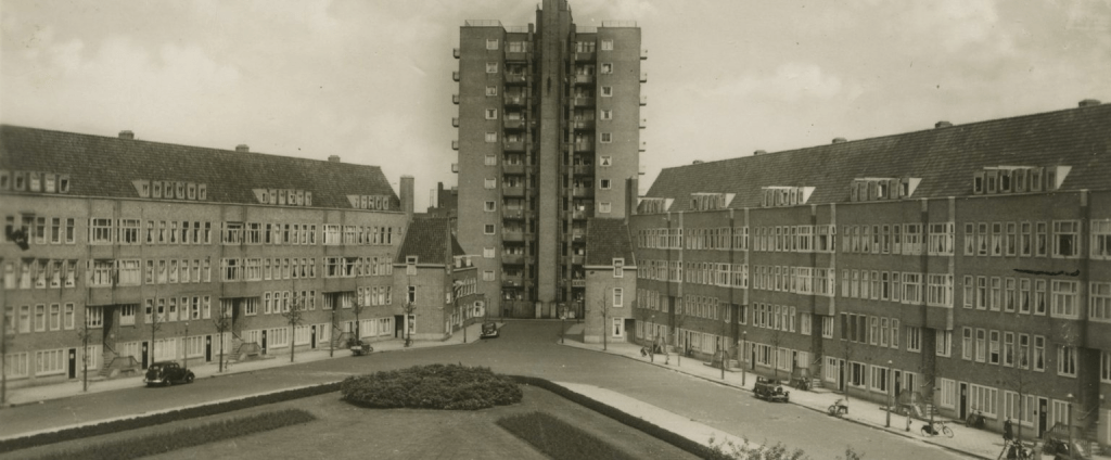Photograph of apartment buildings on Merwedeplein, with skyscraper apartment building in the background and park in the foreground